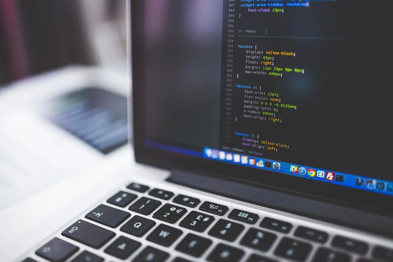 Codice front-end su schermo di laptop